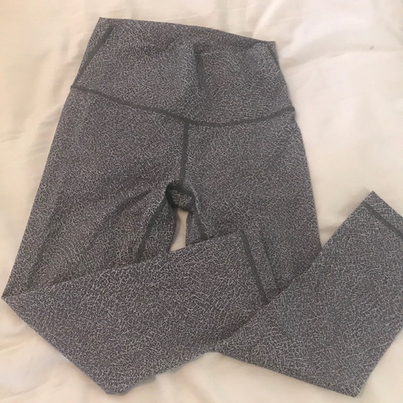 Cropped Lulu-Lemon Leggings - Picture 1 of 4